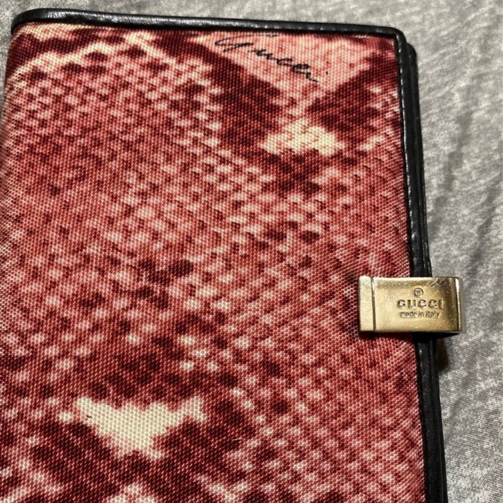 Gucci Agenda Passport Holder